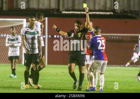 Curitiba, Brésil. 04th Feb, 2025. PR - CURITIBA - 02/04/2025 - PARANAENSE 2025, PARANA CLUBE x MARINGA - Wallace, joueur de Parana Clube, reçoit un carton jaune de l'arbitre lors d'un match contre Maringa au stade Vila Capanema pour le championnat Parana 2025. Photo : Gabriel Machado/AGIF (photo de Gabriel Machado/AGIF/SIPA USA) crédit : SIPA USA/Alamy Live News Banque D'Images