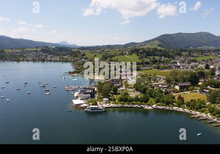 Tir de drone, promenade du lac avec bateaux à Mondsee, Mondsee, Salzkammergut, haute-Autriche, Autriche, Europe Banque D'Images
