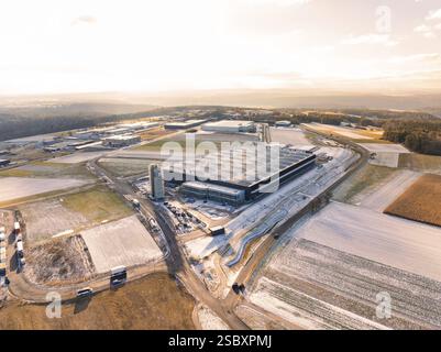 Vue aérienne d'un complexe industriel dans un paysage enneigé avec les champs environnants, Nagold, Forêt Noire, Allemagne, Europe Banque D'Images