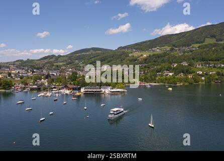 Tir de drone, promenade du lac avec bateaux à Mondsee, Mondsee, Salzkammergut, haute-Autriche, Autriche, Europe Banque D'Images