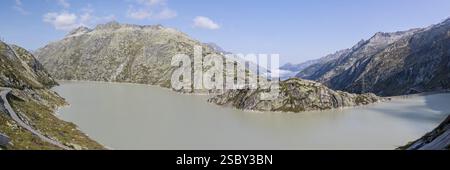 Grimselsee ou lac Grimsel avec l'historique Hôtel Grimsel Hospiz près du col Grimsel dans le canton de Berne, Suisse, Europe Banque D'Images