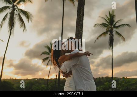 Couple caucasique hétérosexuel d'âge moyen s'embrassant lors de leur mariage intime sur la plage de Grand palladium Imbassai, Salvador de Bahia, Brésil Banque D'Images