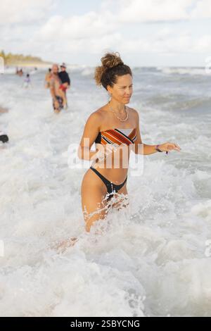 Femme d'âge moyen dans la mer à Grand palladium Imbassai, Salvador de Bahia, Brésil Banque D'Images