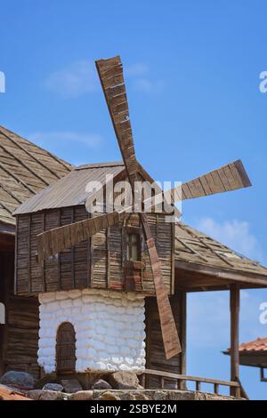 Ancien moulin à vent en bois contre le ciel bleu Banque D'Images
