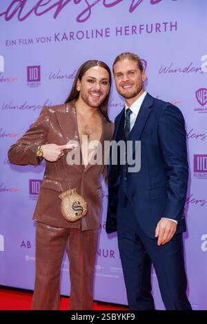 Première - Wunderschöner Riccardo Simonetti und Rurik Gislason BEI der Premiere zu Wunderschöner im Zoo Palast AM 04.02.2025 à Berlin. *** Création de Wunderschöner Riccardo Simonetti et Rurik Gislason lors de la première de Wunderschöner au Zoo Palast le 04 02 2025 à Berlin Copyright : xEventpressxKochanx Banque D'Images