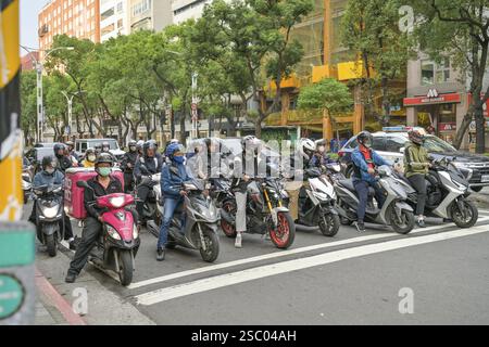 Scooters attendant à un feu rouge, Zhongshan N Road, Taipei, Taiwan, Asie Banque D'Images