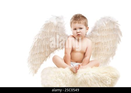Bébé nourrisson avec ailes d'ange, isolé sur blanc Banque D'Images