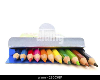 Crayons de couleur dans la boîte sur le fond blanc Riga, Lettonie, Europe Banque D'Images