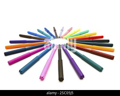 Set des feutres multicolores en forme ronde sur fond blanc Banque D'Images
