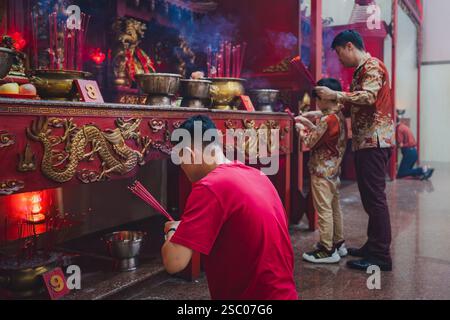 Balikpapan, Indonésie - 28 janvier 2025. Il prie solennellement pour accueillir le nouvel an chinois. Banque D'Images