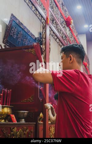 Balikpapan, Indonésie - 28 janvier 2025. Il prie solennellement pour accueillir le nouvel an chinois. Banque D'Images