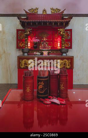 Balikpapan, Indonésie - 28 janvier 2025. l'autel et les bâtons de parole de fortune sont utilisés pour le taoïsme ou le confucianisme cérémonial. Banque D'Images