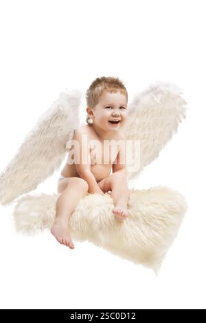 Bébé nourrisson avec ailes d'ange, isolé sur blanc Banque D'Images