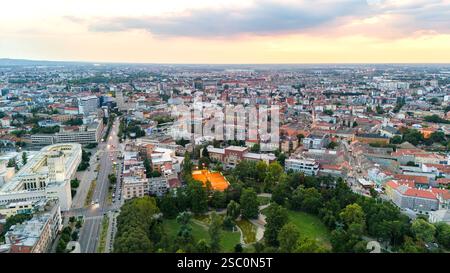 Vue aérienne du paysage urbain de Novi Sad Serbie avec des rues verdoyantes du parc et des bâtiments dynamiques au coucher du soleil Banque D'Images