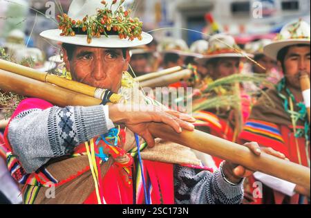 Musiciens jouant de la flûte, le Carnaval d'Oruro, Oruro, Bolivie, Amérique du Sud, Banque D'Images