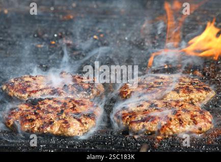 Délicieuses patties hamburger cuisant sur grill à Carmel, IN, États-Unis Banque D'Images