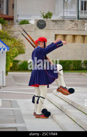 Evzones (gardes de cérémonie du palais) changeant de garde devant la tombe du soldat inconnu. Athènes, Grèce Banque D'Images