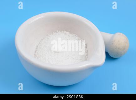 Le bisulfate de sodium, également connu sous le nom d'hydrogénosulfate de sodium, est le sel de sodium de l'anion bisulfate, dont la formule moléculaire est NaHSO4 Banque D'Images