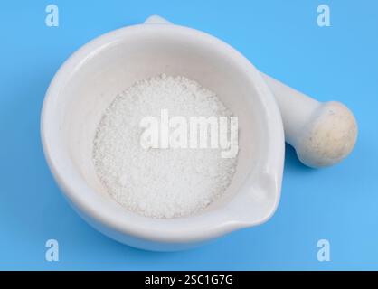 Le bisulfate de sodium, également connu sous le nom d'hydrogénosulfate de sodium, est le sel de sodium de l'anion bisulfate, dont la formule moléculaire est NaHSO4 Banque D'Images