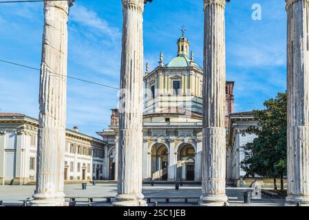 Milan ville, Italie. Basilique de San Lorenzo Maggiore (origines du IVe siècle) et colonne di San Lorenzo (colonnes de San Lorenzo) Banque D'Images