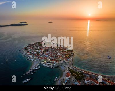 Primosten, Croatie - vue aérienne de la péninsule de Primosten et de la vieille ville par un après-midi d'été ensoleillé en Dalmatie. Yacht marina, voiliers, coucher de soleil, allez Banque D'Images