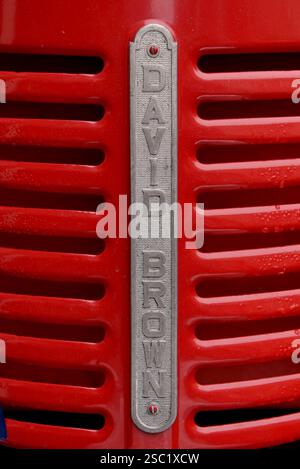 Badge de marque vertical sur un tracteur David Brown vintage Banque D'Images