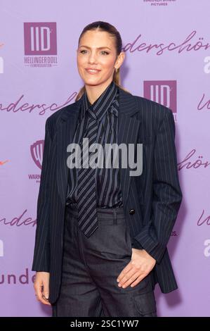 Viviane Geppert BEI der Weltpremiere des Kinofilms Wunderschöner im Zoo Palast. Berlin, 04.02.2025 *** Viviane Geppert à la première mondiale du film Wunderschöner au Zoo Palast Berlin, 04 02 2025 Foto:XJ.xKnowlesx/xFuturexImagex wunderschoener 5276 Banque D'Images