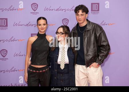 Emilia Packard, Dilara Aylin Ziem und Levy Rico Arcos BEI der Weltpremiere des Kinofilms Wunderschöner im Zoo Palast. Berlin, 04.02.2025 *** Emilia Packard, Dilara Aylin Ziem et Levy Rico Arcos lors de la première mondiale du film Wunderschöner au Zoo Palast Berlin, 04 02 2025 Foto:XJ.xKnowlesx/xFuturexImagex wunderschoener 5284 Banque D'Images
