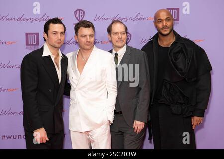 Samuel Schneider, Friedrich Mücke, Godehard Giese und Malick Bauer BEI der Weltpremiere des Kinofilms Wunderschöner im Zoo Palast. Berlin, 04.02.2025 *** Samuel Schneider, Friedrich Mücke, Godehard Giese et Malick Bauer lors de la première mondiale du film Wunderschöner au Zoo Palast Berlin, 04 02 2025 Foto:XJ.xKnowlesx/xFuturexImagex wunderschoener 5298 Banque D'Images