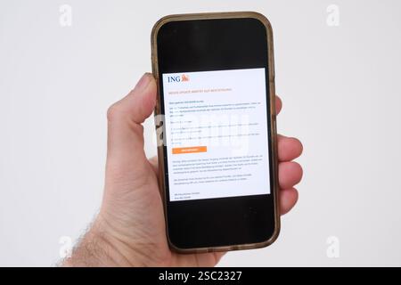 Betrügerische courriel de phishing auf einemMobiltelefon und Laptop, die eine angebliches mise à jour BEI einem Konto der Bank ING meldet *** courriel de phishing frauduleux sur un téléphone mobile et un ordinateur portable signalant une mise à jour présumée d'un compte bancaire ING Nordrhein-Westfalen Deutschland, Allemagne GMS18489 Banque D'Images