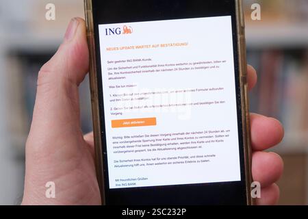 Betrügerische courriel de phishing auf einemMobiltelefon und Laptop, die eine angebliches mise à jour BEI einem Konto der Bank ING meldet *** courriel de phishing frauduleux sur un téléphone mobile et un ordinateur portable signalant une mise à jour présumée d'un compte bancaire ING Nordrhein-Westfalen Deutschland, Allemagne GMS18488 Banque D'Images