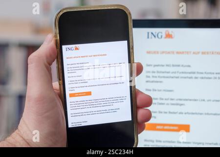 Betrügerische courriel de phishing auf einemMobiltelefon und Laptop, die eine angebliches mise à jour BEI einem Konto der Bank ING meldet *** courriel de phishing frauduleux sur un téléphone mobile et un ordinateur portable signalant une mise à jour présumée d'un compte bancaire ING Nordrhein-Westfalen Deutschland, Allemagne GMS18487 Banque D'Images