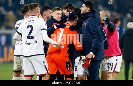 BERGAME, ITALIE - 4 FÉVRIER : Łukasz Skorupski du Bologna FC célèbre la victoire avec ses coéquipiers, lors du match de la Coppa Italia Quarter final entre Atalanta BC et Bologna FC au Gewiss Stadium le 4 février 2025 à Bergame, Italie. (Photo de MB Media) Banque D'Images