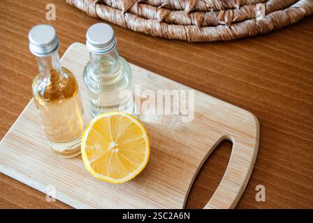Une composition naturelle et biologique composée d'ingrédients ménagers essentiels, tels que le bicarbonate de soude, le citron frais, le vinaigre et le cidre de pomme, superbement disposés Banque D'Images