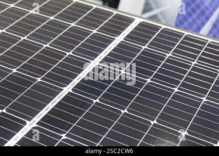 Nouveaux panneaux solaires sur la vitrine gros plan. Industrie Banque D'Images