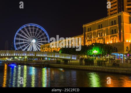 SHARJAH, Émirats arabes Unis - OCTOBRE 29 : Sharjah - troisième ville la plus grande et la plus peuplée des Émirats arabes Unis, le 29 octobre 2013. C'est le plus industrialisé Banque D'Images
