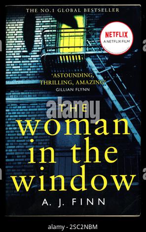 Utilisé couverture de livre de poche The Woman in the Window, par le romancier américain A. J. Finn (Daniel Mallory) publié en 2018. Banque D'Images