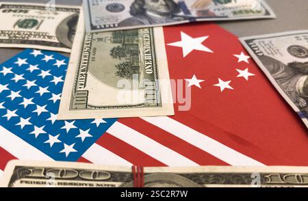 Toile de fond du drapeau chinois avec des billets en dollars américains disposés au premier plan Banque D'Images