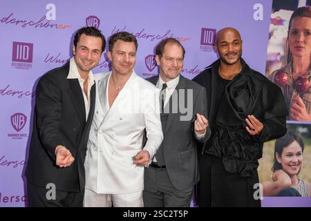 Samuel Schneider, Friedrich Mücke, Godehard Giese und Malick Bauer zu Gast auf dem roten Teppich BEI der Kino film Premiere WUNDERSCHÖNER im Zoo Palast AM 04.February 2025 à Berlin Berlin Deutschland *** Samuel Schneider, Friedrich Mücke, Godehard Giese et Malick Bauer comme invités sur le tapis rouge à la première du film WUNDERSCHÖNER au Zoo Palast le 04 février 2025 à Berlin Allemagne Banque D'Images