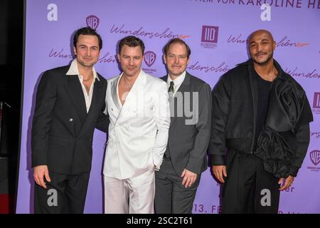 Samuel Schneider, Friedrich Mücke, Godehard Giese und Malick Bauer zu Gast auf dem roten Teppich BEI der Kino film Premiere WUNDERSCHÖNER im Zoo Palast AM 04.February 2025 à Berlin Berlin Deutschland *** Samuel Schneider, Friedrich Mücke, Godehard Giese et Malick Bauer comme invités sur le tapis rouge à la première du film WUNDERSCHÖNER au Zoo Palast le 04 février 2025 à Berlin Allemagne Banque D'Images