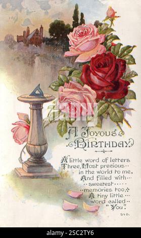 Une carte de voeux d'anniversaire antique publiée au début des années 1920 Cette carte attrayante intitulée, « Un joyeux anniversaire » comprend le verset, « Un petit mot de lettres, trois des plus précieuses au monde pour moi, et remplies de souvenirs les plus doux. Un tout petit mot, vous a appelé ». La carte est décorée avec une scène attrayante avec un chalet, des roses et un cadran solaire. Banque D'Images