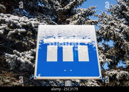 panneau de stationnement couvert de neige en hiver Banque D'Images