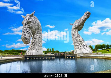 Les Kelpies sont une paire de têtes de cheval monumentales en acier entre les villes écossaises de Falkirk et Grangemouth. Chaque tête mesure 30 mètres de haut. Banque D'Images