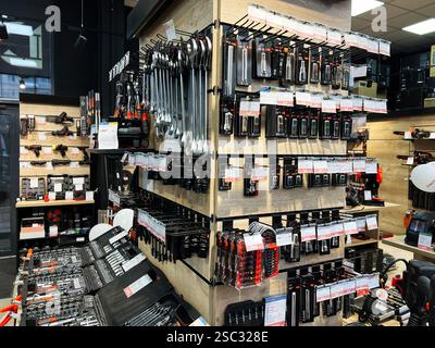 Kiev, Ukraine - février 04, 2025 : une sélection soigneusement arrangée d'outils affichés dans une quincaillerie pour l'achat Banque D'Images