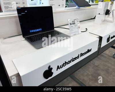 Kiev, Ukraine - 04 février 2025 : les ordinateurs portables MacBook Air présentés dans un magasin dans le cadre d'un présentoir moderne de revendeurs agréés Banque D'Images