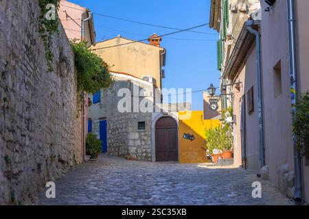 Rovinj, Croatie - 23 septembre 2024 : charmante rue avec des bâtiments dans la vieille ville historique Banque D'Images
