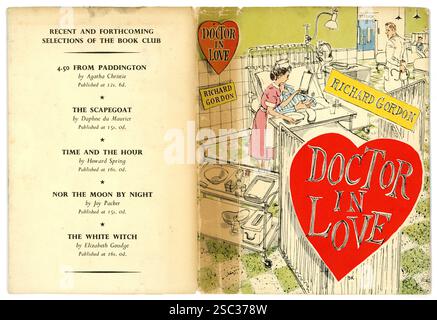 Vintage 1950's couverture de livre / dustjacket (couverture avant et arrière), Doctor in Love de Richard Gordon, roman comique britannique fait dans un film, publié par le Book Club, 1957, Royaume-Uni Banque D'Images