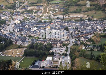 Nichée dans les montagnes de l'Aragon, Benasque révèle son architecture captivante et son atmosphère sereine, l'Espagne Banque D'Images