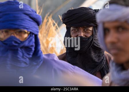 Camp de réfugiés maliens de Mentao, près de Gibo, nord du Burkina Faso mai 2012 : des hommes touaregs dans le camp. Les réfugiés, pour la plupart Touaregs, sont aujourd’hui plus de 60 000 au Burkina Faso seulement, et continuent d’arriver quotidiennement dans les camps, suite au chaos politique créé par le coup d’État du 22 mars 2012 par des officiers maliens subalternes. Photographie de Mike Goldwater Banque D'Images