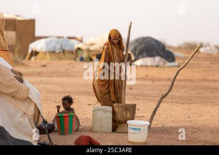 Camp de réfugiés maliens de Mentao, près de Gibo, dans le nord du Burkina Faso mai 2012 : une femme touareg pèse des céréales dans le camp. La nourriture, l'eau et d'autres produits essentiels sont en pénurie dans le camp. Les réfugiés, pour la plupart Touaregs, sont aujourd’hui plus de 60 000 au Burkina Faso seulement, et continuent d’arriver quotidiennement dans les camps, suite au chaos politique créé par le coup d’État du 22 mars 2012 par des officiers maliens subalternes. Photographie de Mike Goldwater Banque D'Images